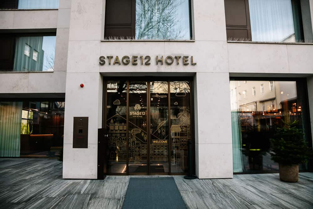 Stage 12 is een stijlvol hotel gelegen aan een rustig binnenpleintje, van de Marie Theresienstrasse. 