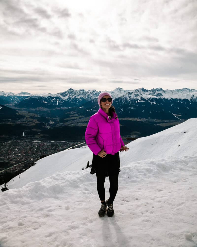 Op zoek naar een mooi uitzicht over Innsbruck en omgeving? Vanuit het centrum van de stad bevind je je met de Nordkettenbahnen, een kabelbaan, binnen precies 16 minuten op het 1900 meter gelegen Seegrube.