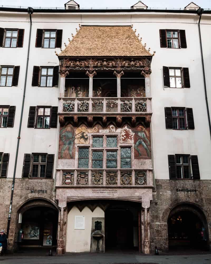 Het is de moeite waard om tijdens je bezoek aan Innsbruck in de winter een stadswandeling te maken en het Goldenes Dachl te bezoeken.