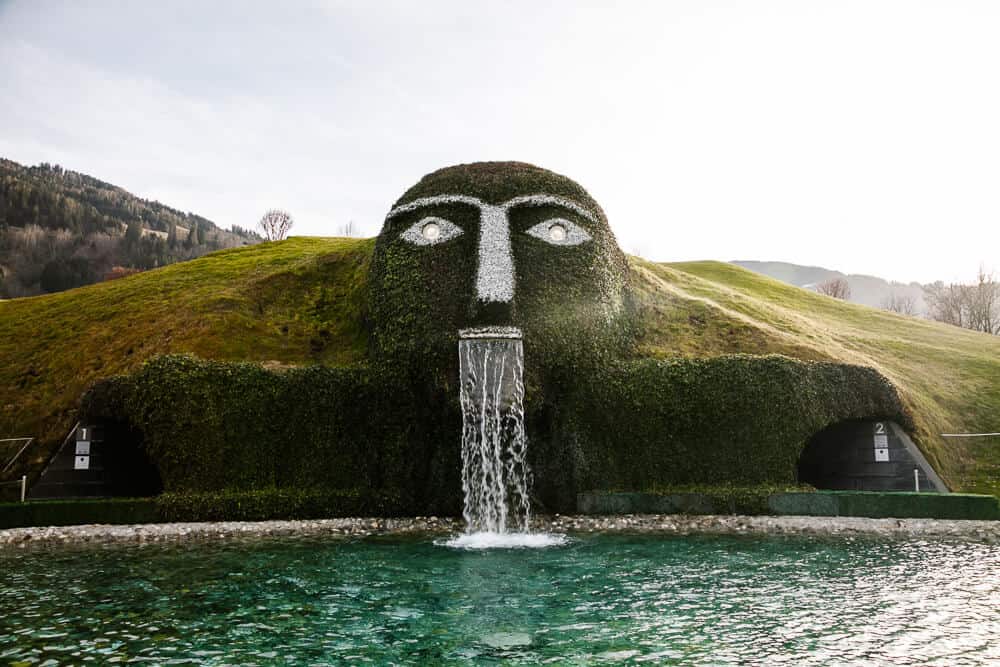 In Wattens bevindt zich Swarovski Kristallwelten, een plek waar gerenommeerde kunstenaars en ontwerpers uit de hele wereld werden uitgenodigd, om zich te laten inspireren door kristallen.