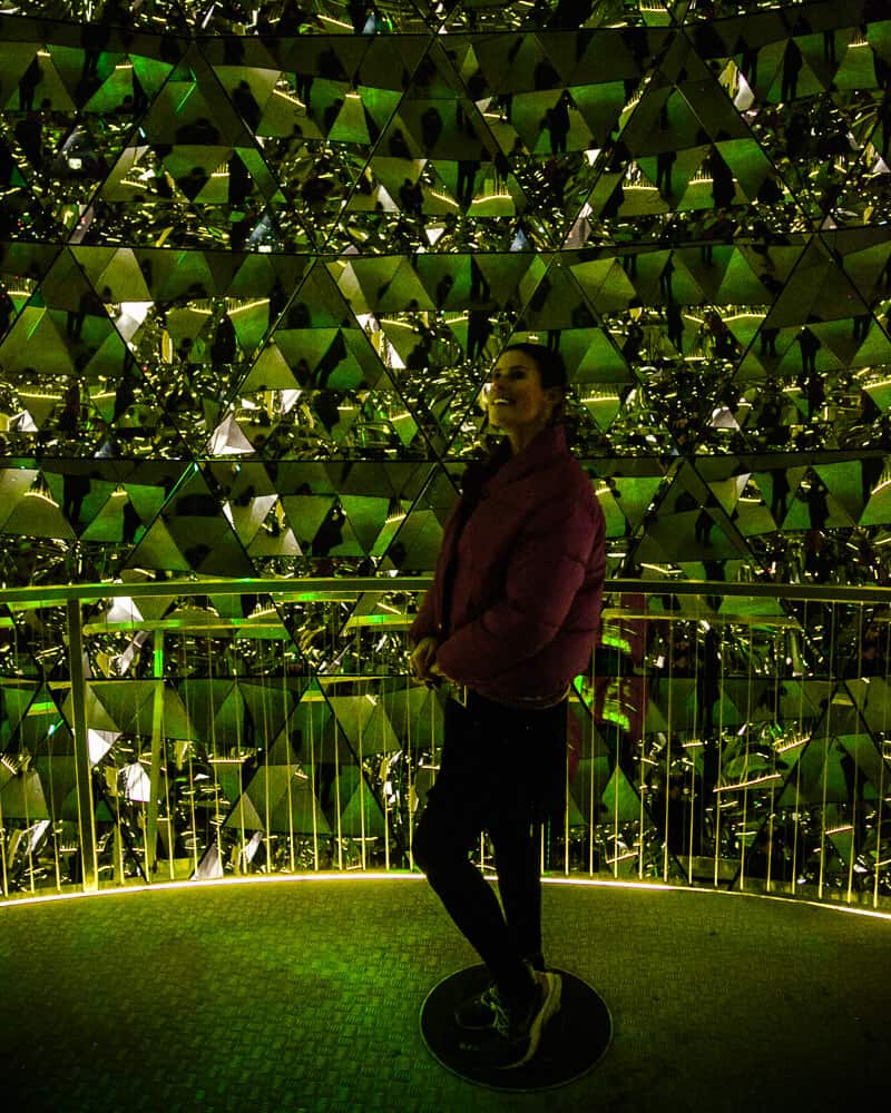 In Wattens, iets buiten het centrum van Innsbruck stad, bevindt zich Swarovski Kristallwelten, een plek waar gerenommeerde kunstenaars en ontwerpers uit de hele wereld werden uitgenodigd, om zich te laten inspireren door kristallen.