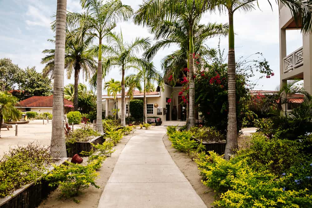 Ingang van The Lodge at Jaguar Reef in Belize.