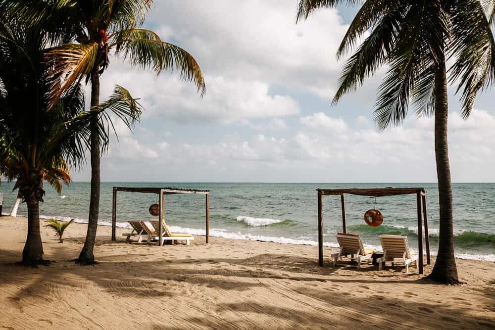 Ontdek The Lodge at Jaguar Reef gelegen aan het strand van Hopkins in Belize.