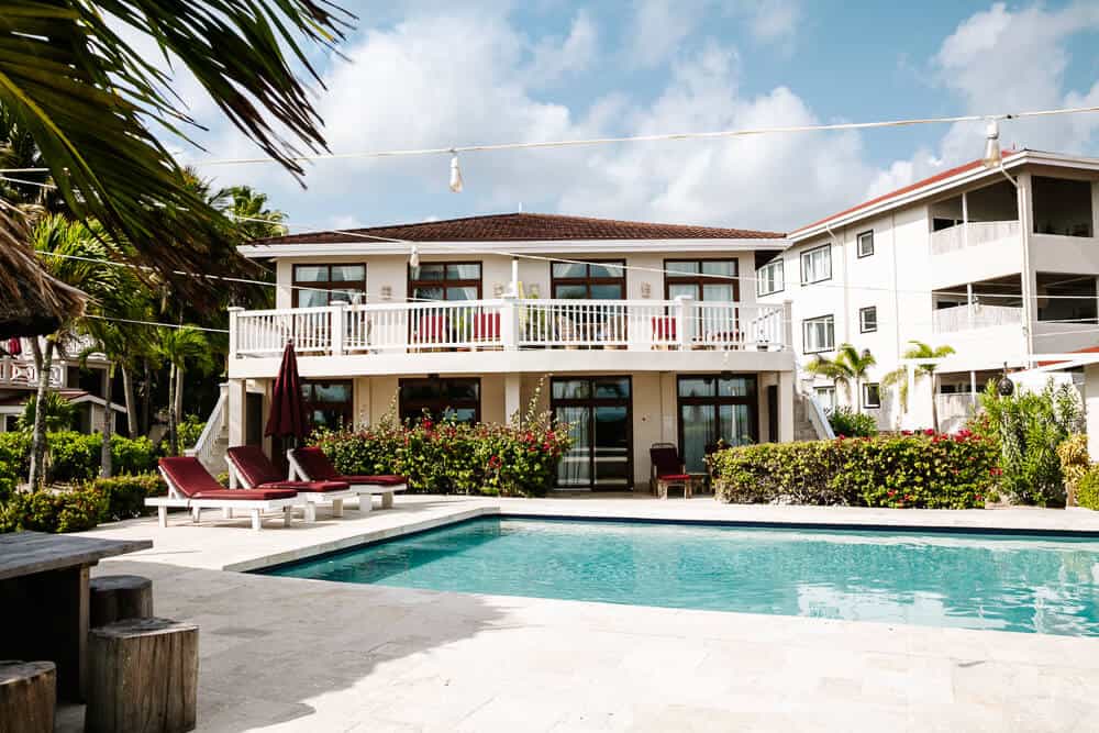 The Lodge at Jaguar Reef in Belize telt twee zwembaden. Ook kun je kosteloos gebruik maken van kajaks en de zee opgaan.