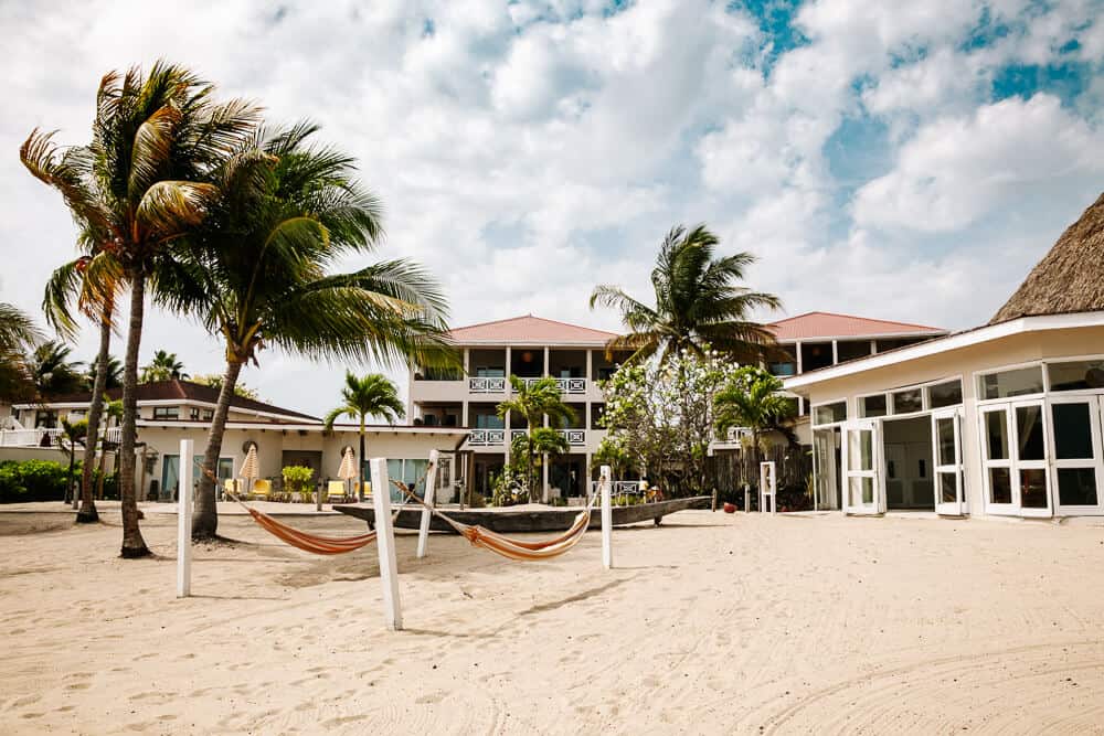 Ontdek The Lodge at Jaguar Reef gelegen aan het strand van Hopkins in Belize.