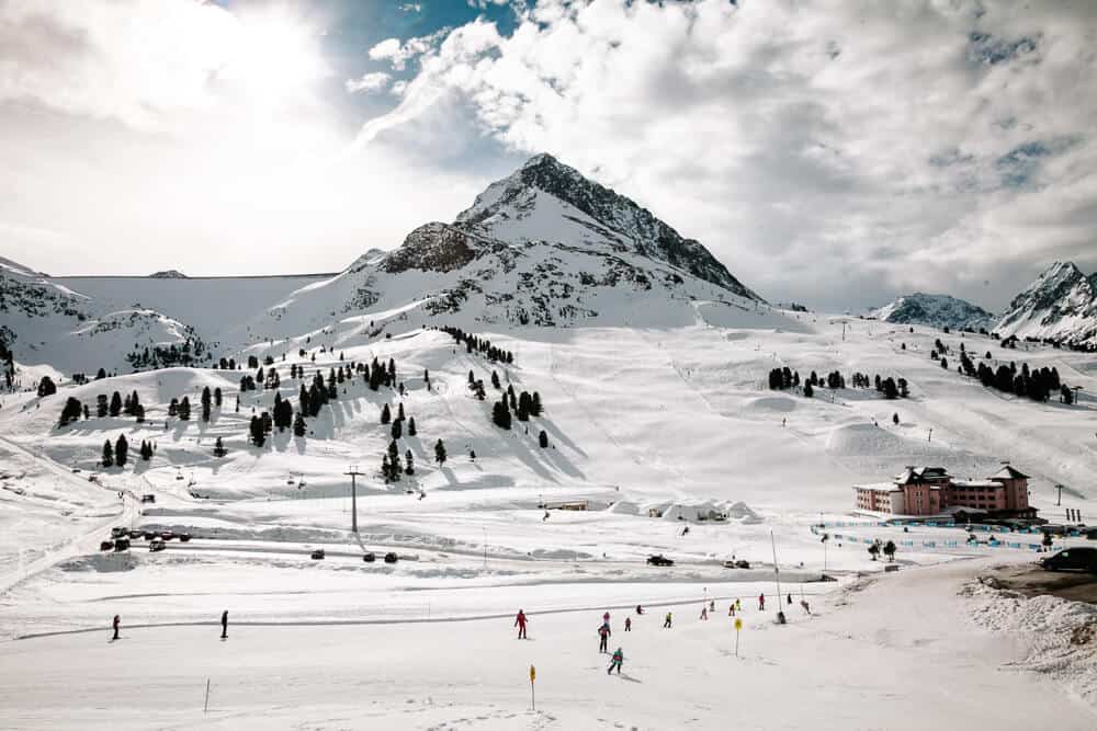 Innsbruck staat in de winter met 9 skigebieden en meer dan 260 kilometer aan pistes in de directe omgeving, ook wel bekend als Ski City. 