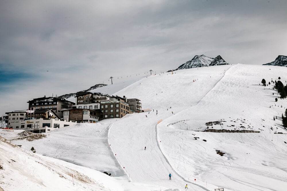 Met 44 kilometer aan pistes, bestaande uit blauw, rood en zwart, en een sneeuwzekerheid, weten talloze mensen hun weg naar skioord Kuhtai in Oostenrijk te vinden.