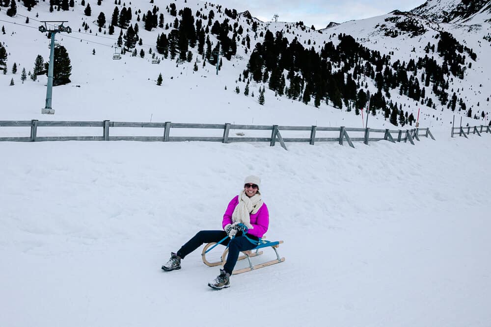 Deborah op slee in sneeuw.