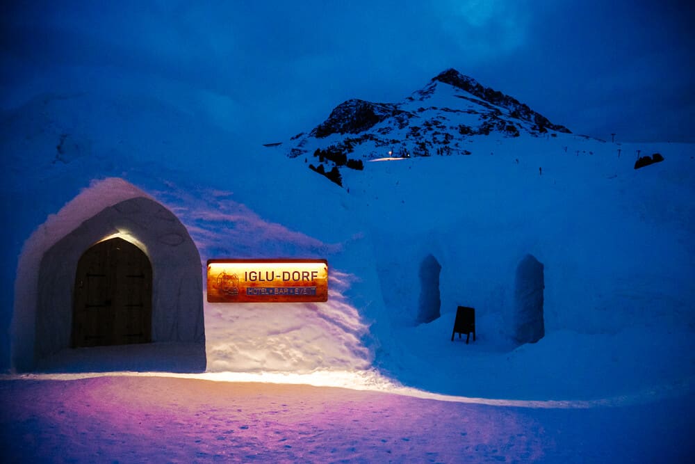 Iglu-Dorf Innsbruck Kühtai, het iglo hotel in Oostenrijk, verlicht.