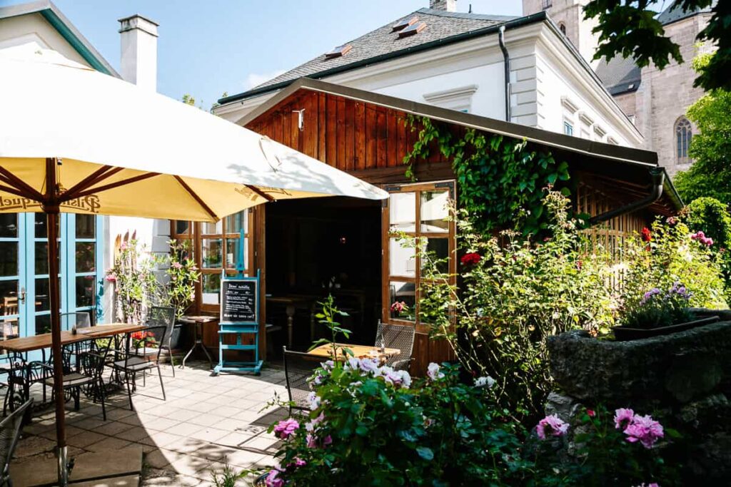 Ben je op zoek naar een Tsjechische lunch in een mooie setting? Reserveer dan een tafel in de tuin van V Ruthardce.