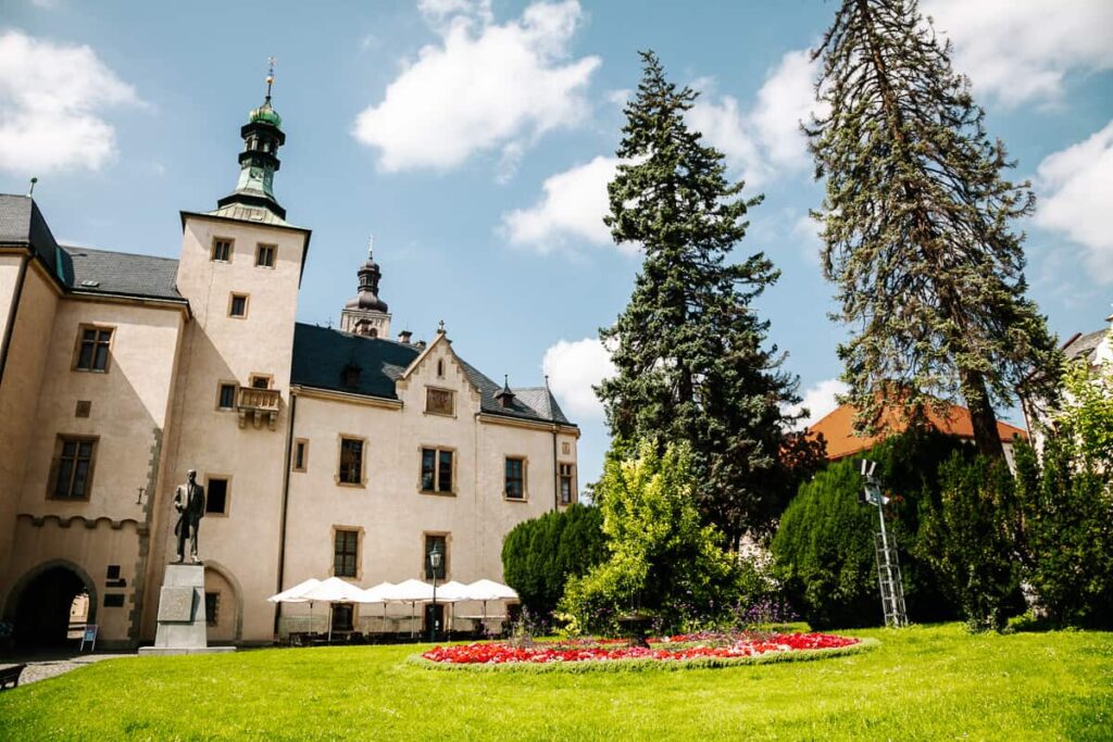 Een van de andere bezienswaardigheden die Kutna Hora te bieden heeft is het Italiaanse hof (Vlašský dvůr). Dit complex diende als de koninklijke munt waar de Praagse groschen werden geslagen en later als koninklijk paleis voor de koningen van de Bohemen.