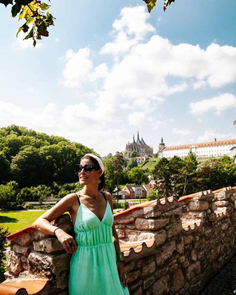 Ontdek wat te doen in Kutna Hora in Tsjechië met tips voor bezienswaardigheden, fotospots, wijn proeven en lekker eten.