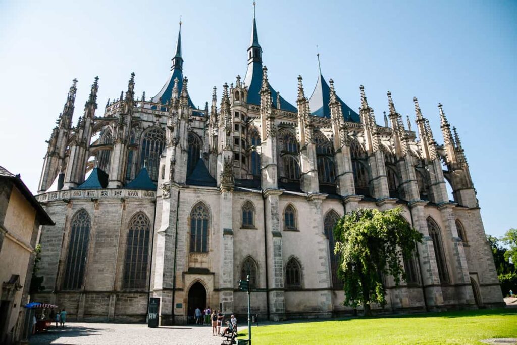 Een van de bezienswaardigheden die je zeker zult tegenkomen tijdens je bezoek aan Kutna Hora is de Sint-Barbarakerk.