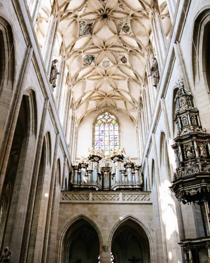 Een van de bezienswaardigheden die je zeker zult tegenkomen tijdens je bezoek aan Kutna Hora is de Sint-Barbarakerk.