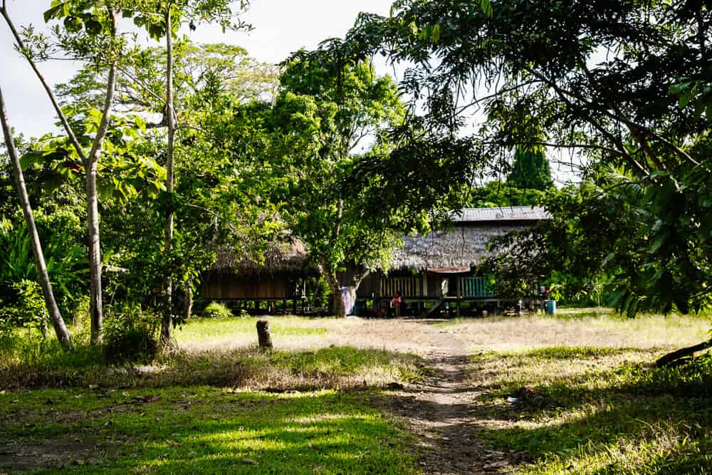 Lokale gemeenschap Pilchi aan Rio Napo in Ecuador.