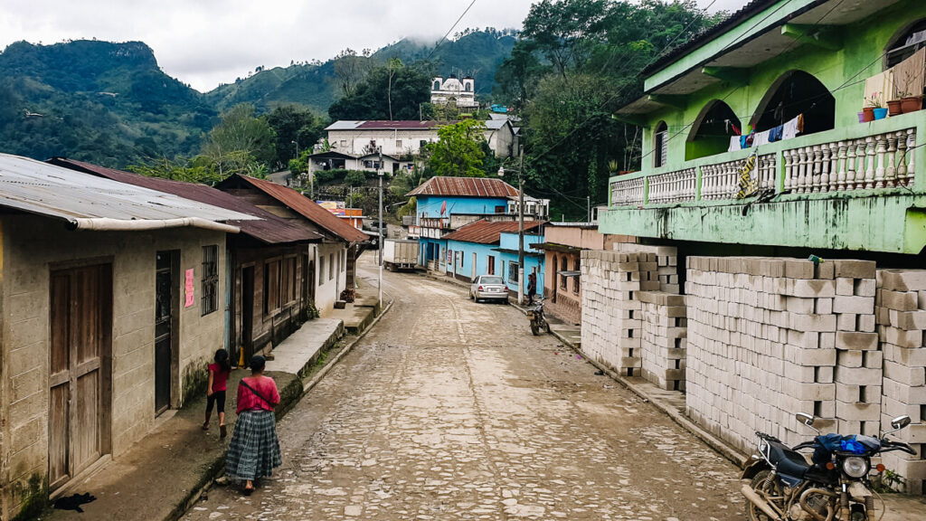 Straat in Lanquin.