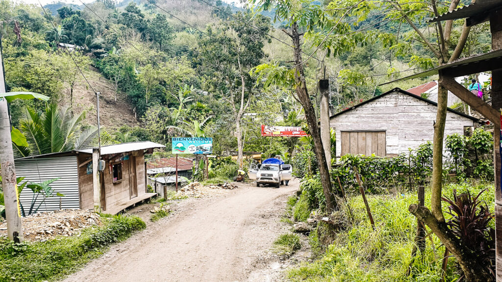 Straat in Lanquin.