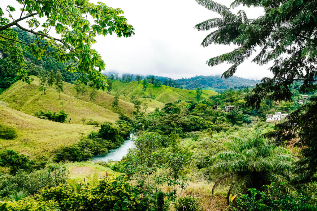 Uitzicht Alta Verapaz, vanaf Zephyr Mountain lodge - Lanquin Semuc Champey hotels.