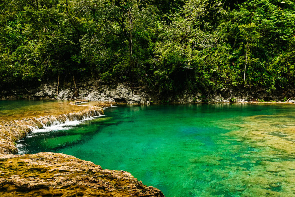 Baden bij Semuc Champey Guatemala.