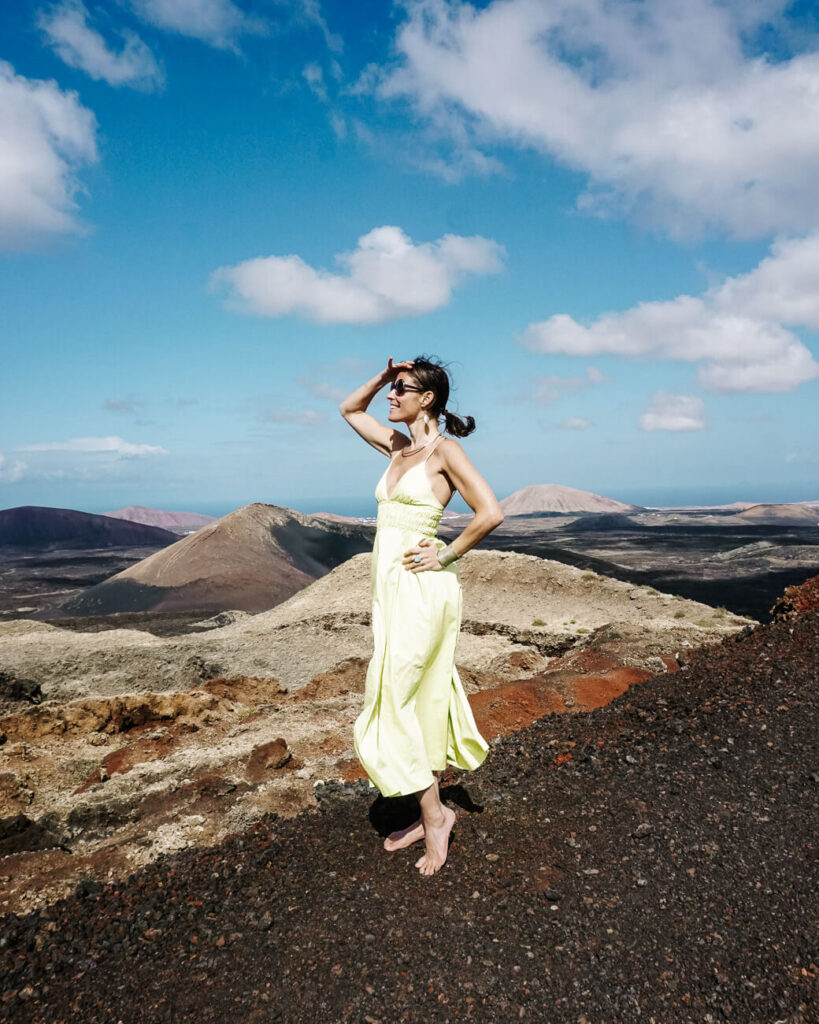 Deborah op Volcan el cuervo op Lanzarote met uitzicht op Timanfaya