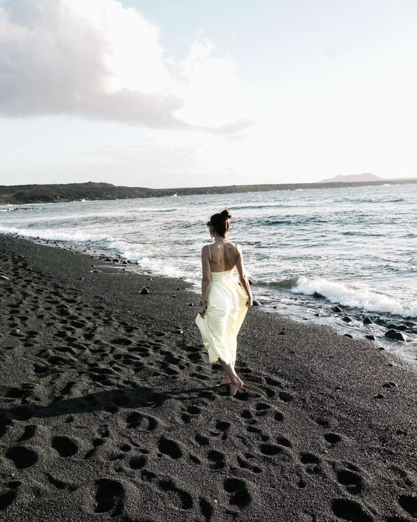 Deborah op strand Las salinas op Lanzarote