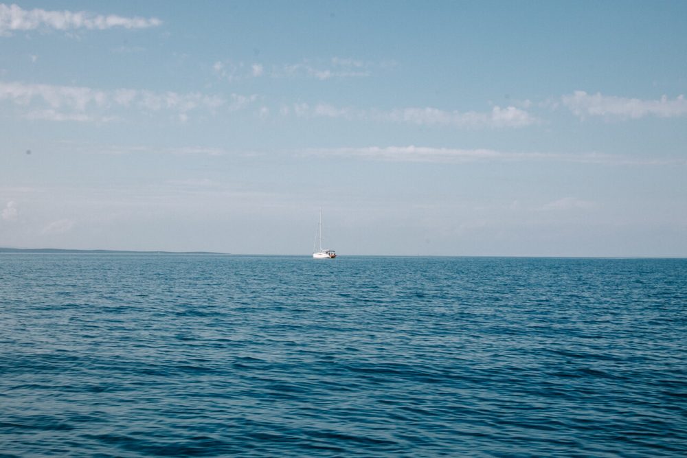 sea with boat