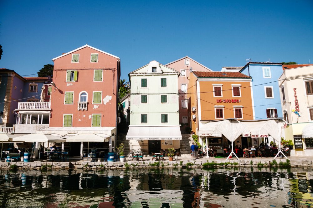 gekleurde huisjes in Veli Losinj, eiland in Kroatie