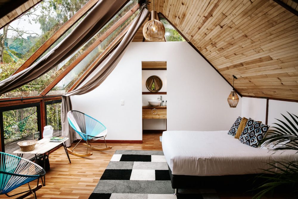 interieur van tent op Lumbre glamping nabij Salento Colombia