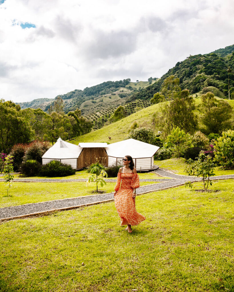 Deborah in de natuur bij Lumbre Glamping, nabij Salento in Colombia