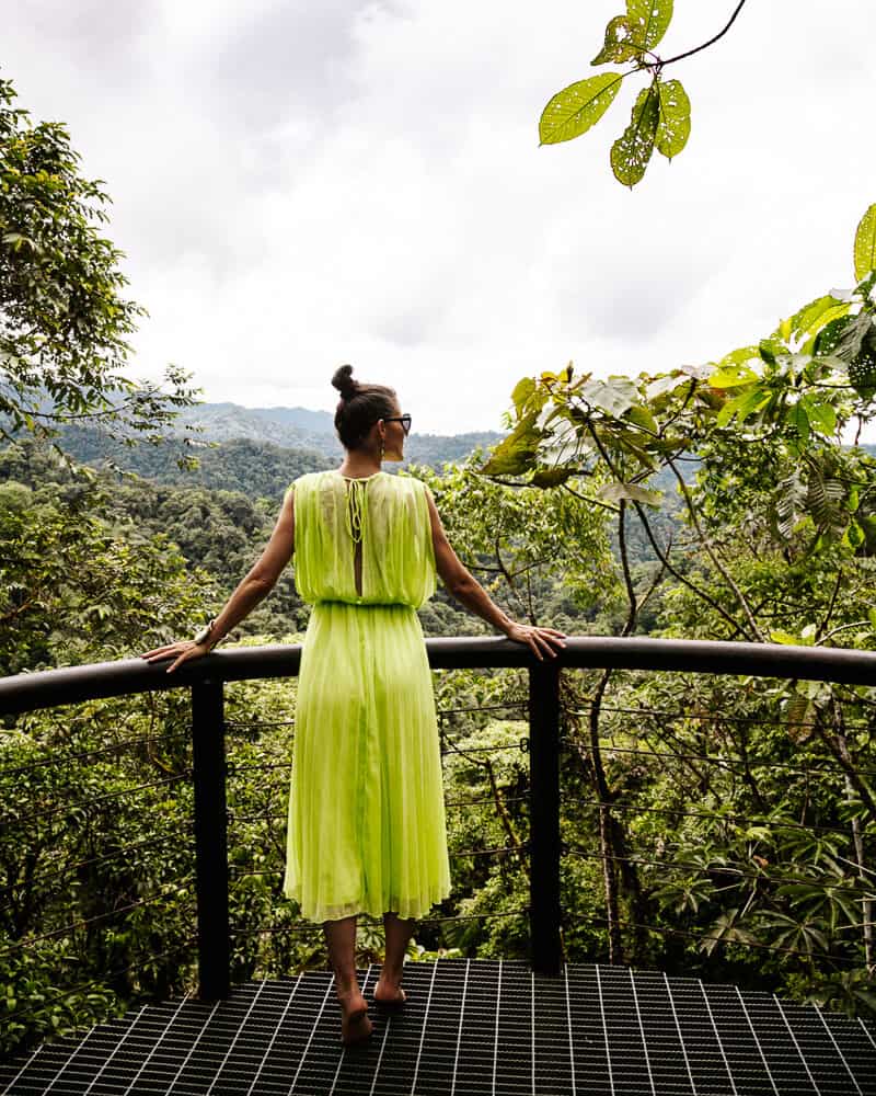 Deborah op platform bij Mashpi Lodge in Ecuador.