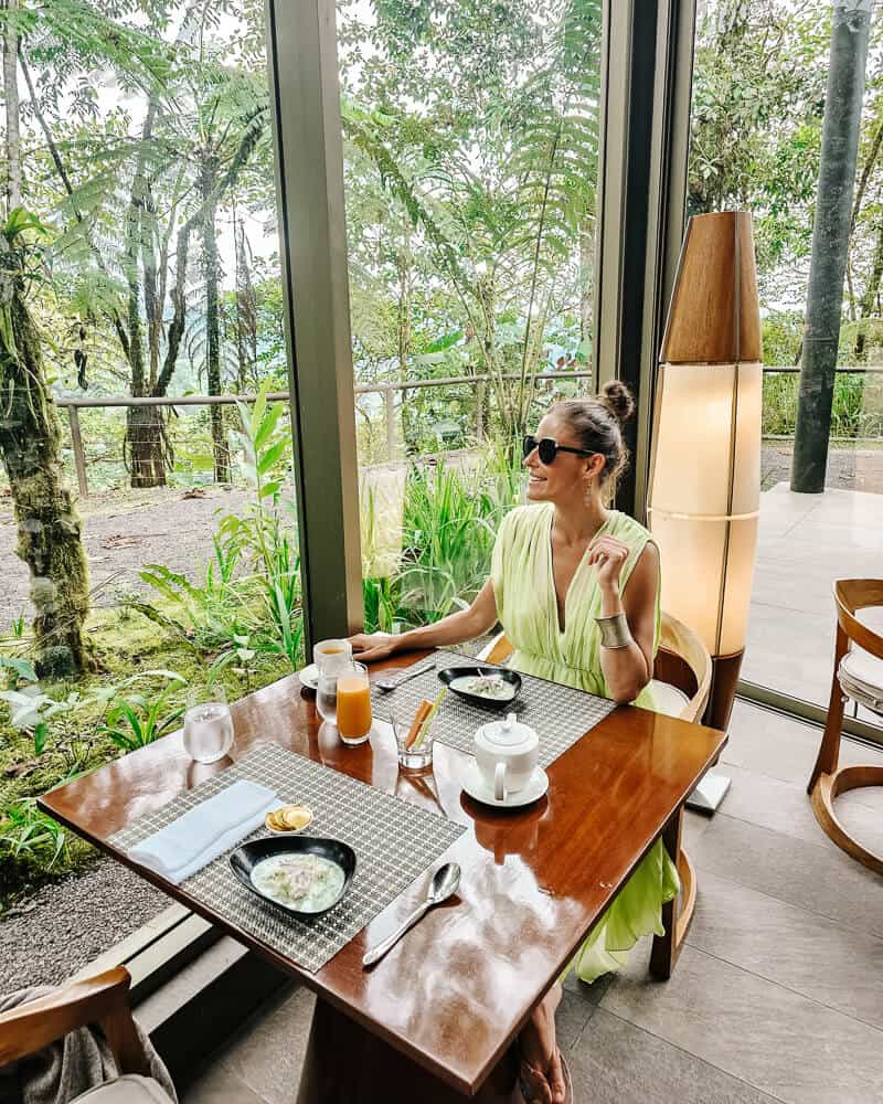 Bij Mashpi Lodge in Ecuador ga je echt uiteten. In het restaurant wordt naast ontbijt een dagelijks variërend driegangenmenu voor zowel lunch als diner geserveerd. 