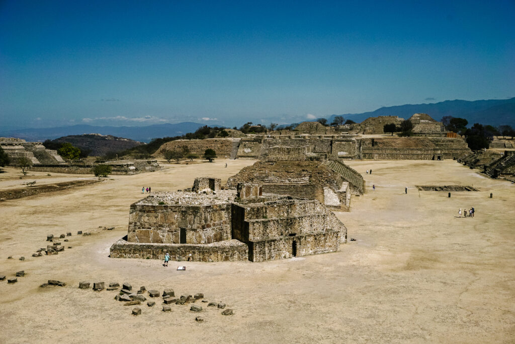 Via een trap met grote treden kun je het zuidelijke platform beklimmen voor opnieuw een mooi uitzicht op Monte Albán in Mexico.