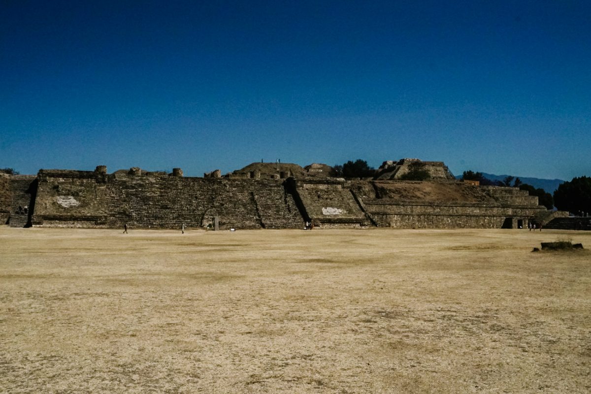 Het noordelijke platform van Monte Albán bestaat uit tempels en paleizen waar de priesters en bestuurders woonden, direct aan de ceremoniële pleinen