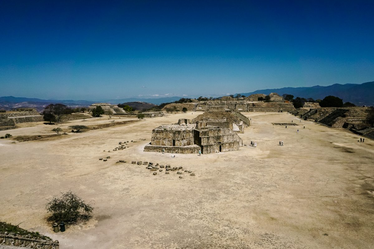 In het midden van het plein van Monte Albán, vind je een altaar en observatorium. Hier vonden waarschijnlijk de ceremonies en offers plaats. De omliggende gebouwen hadden publieke functies. 