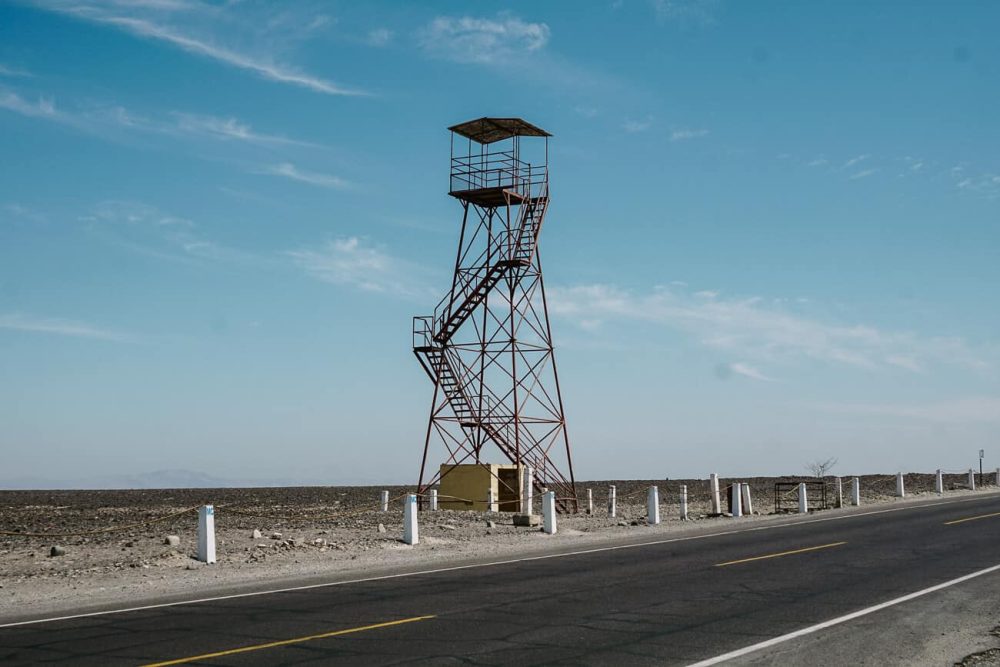 Op een half uurtje rijden van Nazca vind je een Mirador. Deze uitkijktoren liet onderzoeker Maria Reiche bouwen om haar theorieën over het ontstaan van de lijnen te bewijzen. Tegenwoordig kun je de toren beklimmen om delen van de lijnen van de hand en de boom op de pampa te zien liggen.