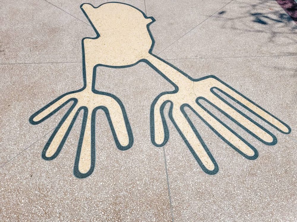 Getekende Nazca lijnen in het centrum van de stad.