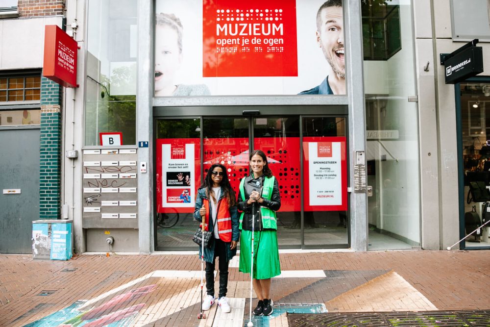 Wat te doen in Nijmegen - Deborah en gids Conny voor het MuZIEum in Nijmegen. Hier kun je op bijzondere wijze ervaren hoe het is om blind of slechtziend te zijn. 