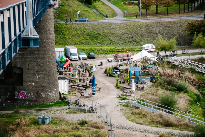 Voor festival en zomersferen moet je bij de Kaaij zijn. Onder de Waalbrug vind je een ratjetoe aan picknick tafels, parasols, stretchtenten, een scheepsdeck en verschillende foodtrucks. Een van de supergezellige bezienswaardigheden in Nijmegen, waar je op een zonnige dag heerlijk met je voetjes door het zand loopt.