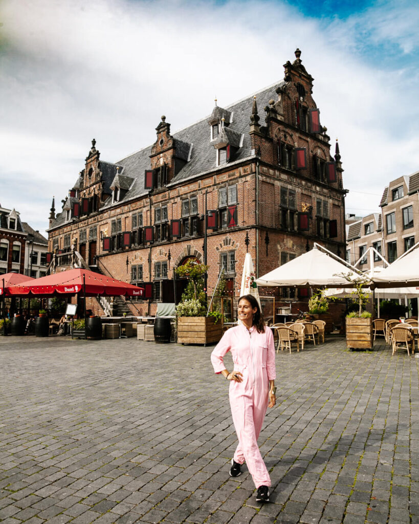 Deborah voor de Waag, een van de bezienswaardigheden in Nijmegen.