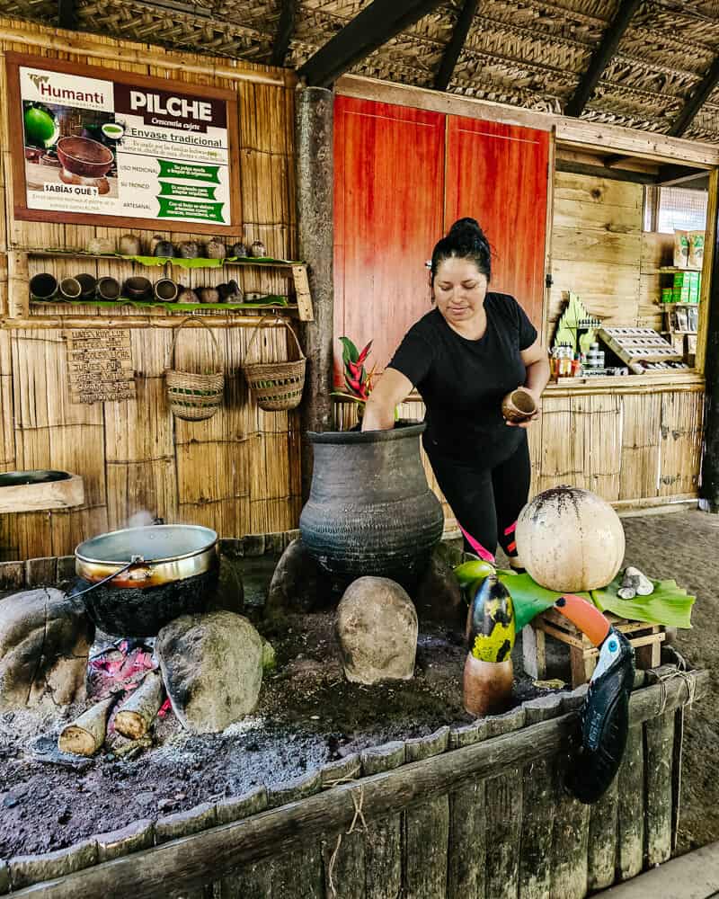 Bereiding van Guayusa thee, gemaakt van bladeren van een boom die in de Amazone van Ecuador groeit. De bladeren zijn rijk een mineralen en vitamines, en bevatten de nodige cafeïne waardoor het je een energie boost geeft.