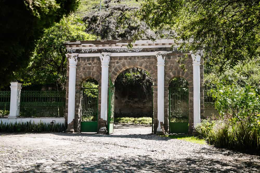 Ingang van Hacienda Piman nabij Ibarra in Ecuador.