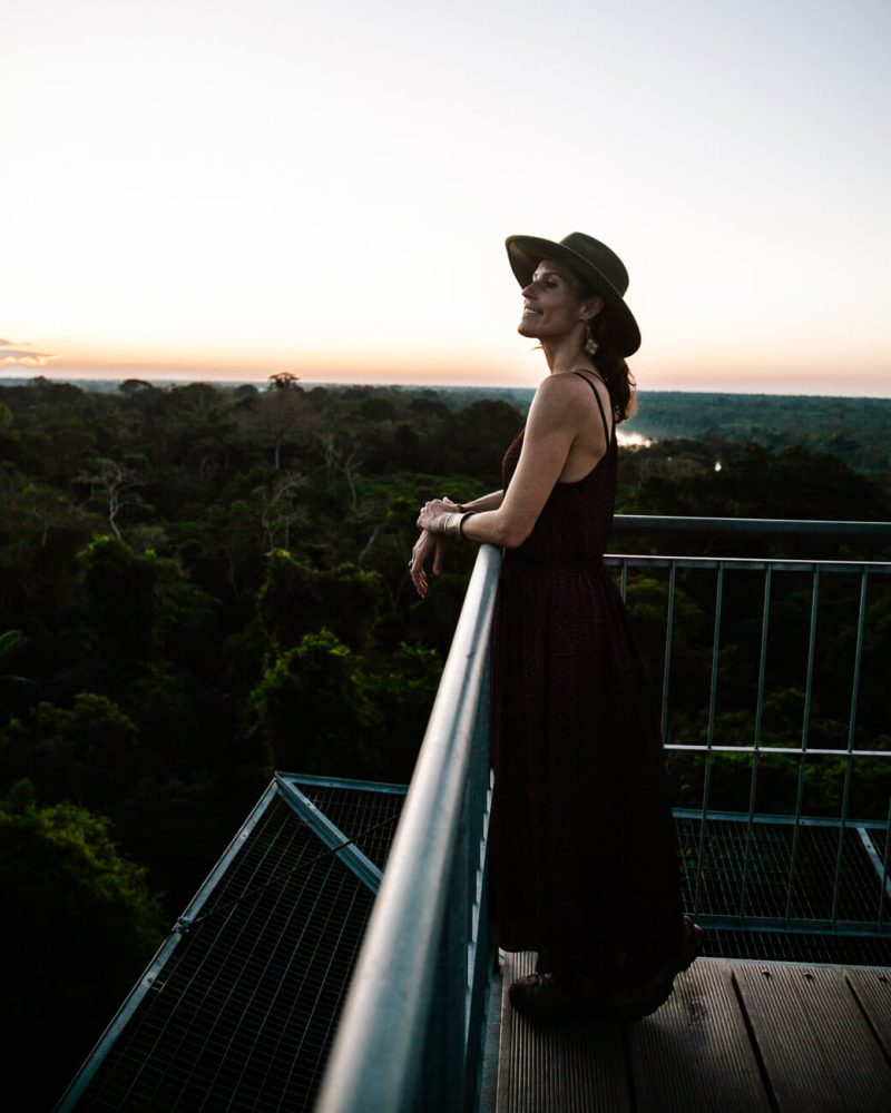 Deborah op uitzichttoren bij Posada Amazonas in Tambopata Peru