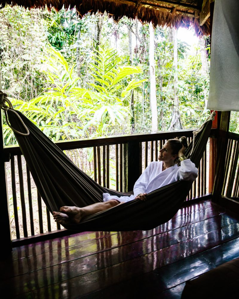 Deborah in hangmat in kamer bij Posada Amazonas - jungle lodge Tambopata Peru van Rainforest Expeditions