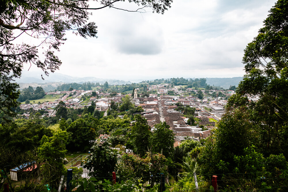 Aan het einde van de Calle Real vind je een aantal trappen die leiden naar het uitzichtpunt "Alto de la Cruz", een van bezienswaardigheden en tips voor Salento Colombia.