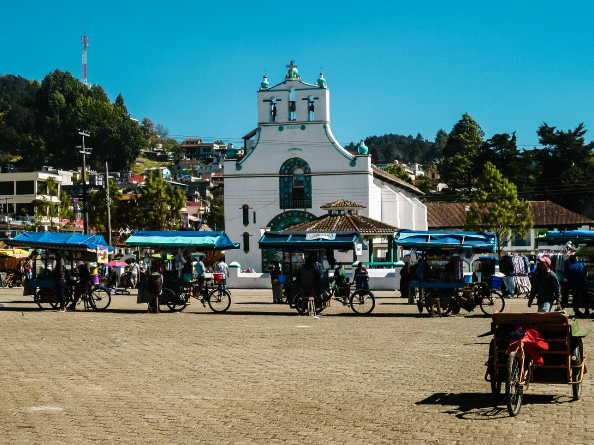 Autentiek wit kerkje in San Juan Chamula, een van mijn tips voor indrukwekkende bezienswaardigheden rondom San Cristóbal de las Casas in Mexico waar het inheemse en katholieke geloof samenkomen.