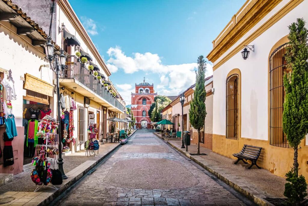 San Cristobal de las Casas in Mexico is een typisch koloniaal stadje met talloze gekleurde huisjes, mooie gevels en sfeervolle straatjes. Het stadje ligt op 2100 meter hoogte, in de deelstaat Chiapas, een dichtbegroeid bergachtig gebied. San Cristóbal is de ideale uitvalsbasis om de mooie omgeving te verkennen. En ook aan leuke cafeetjes, goede restaurants, activiteiten en winkeltjes is er geen gebrek. Lees hier wat je allemaal kunt doen in San Cristobal, met de leukste bezienswaardigheden en tips voor de stad en de omliggende inheemse dorpjes en natuur.