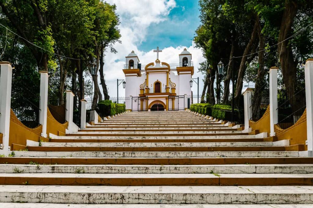 San Cristóbal de las Casas in Mexico heeft twee uitzichtpunten waar je een kort bezoek aan kunt brengen: Cerro de Guadalupe en Cerro San Cristóbal. Een lange trap leid je in beide gevallen naar boven, waar je een kerkje kunt bezoeken en uitzicht hebt over de omgeving. 