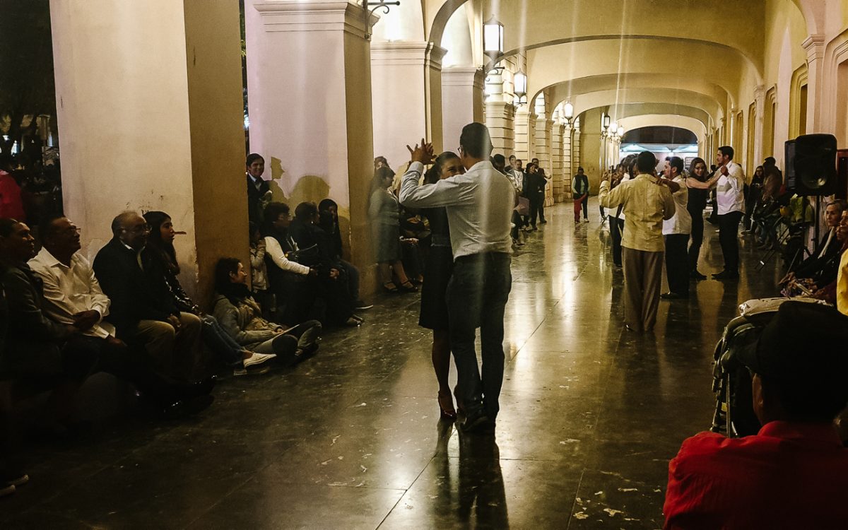 Dansende mensen in Mexico op het centrale plein.