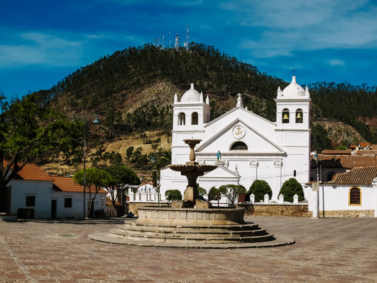 La Recoleta is a 17th century monastery, located on Plaza Pedro de Anzures, known for its gardens, collection of paintings and a cedar tree that is more than 1000 years old. 