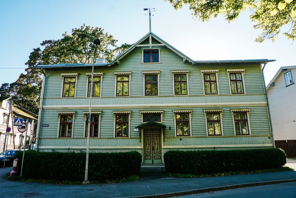 huizen in Kalamaja. Kalamaja ligt achter het treinstation en staat bekend om haar mooie houten huizen, die een grote aantrekkingskracht hebben op welgestelde families en kunstenaars.